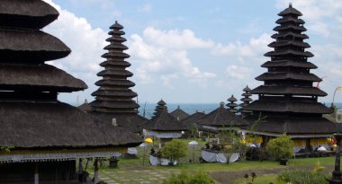 Manzara Galungan kutlama gününde bina siyah hindu Tapınağı çatı