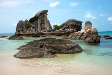 Doğal kaya oluşumu Denizi ve beyaz kum plaj Belitung Island üzerinde.