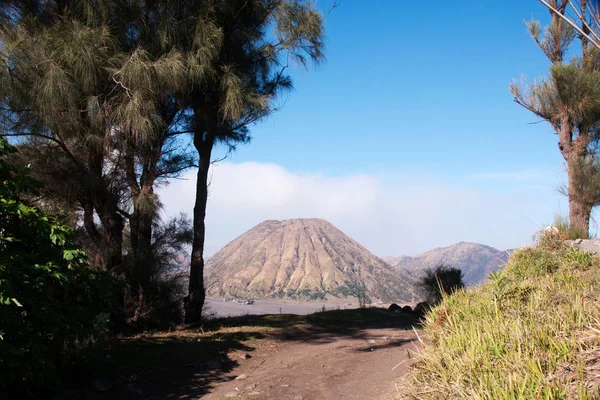 Monte Bromo, um vulcão ativo com céu azul claro no Parque Nacional em Java Oriental, Indonésia . — Fotografia de Stock