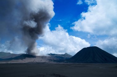 Mount Bromo, mavi gökyüzü ve beyaz bulutlar, Doğu Java, Endonezya Milli Parkı ile aktif yanardağ.