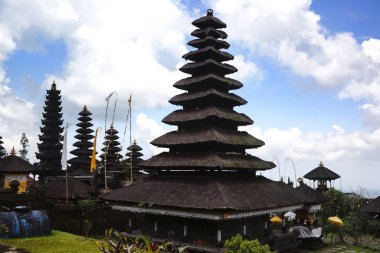 Manzara Galungan kutlama gününde bina siyah hindu Tapınağı çatı.