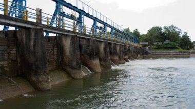 Asya nehri geçerken küçük mavi Barajı.