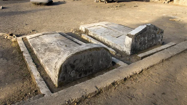 Две серые каменные могилы с надгробиями в Бена традиционной деревне народа Нгада во Флоресе . — стоковое фото