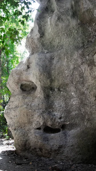 Szary naturalnych skał w ciągu dnia, który wygląda jak twarz oko usta i nos. — Zdjęcie stockowe
