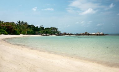 Doğal kaya oluşumu, kıyı şeridi ile beyaz kum plaj Belitung Island ufukta dışarı uzatılmış.