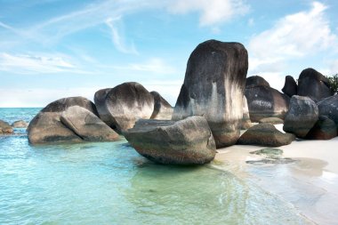 Doğal kaya oluşumu Denizi ve beyaz kum plaj Belitung Island üzerinde.
