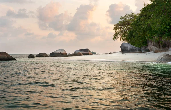 Formation naturelle de roches dans la mer et sur une plage de sable blanc à Belitung Island, Indonésie . — Photo