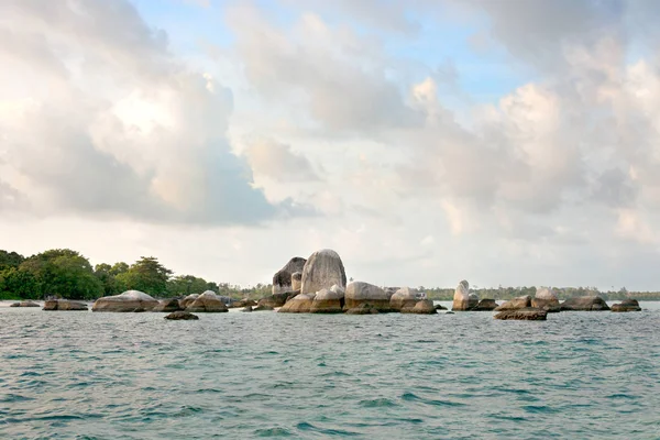 Formation naturelle de roche de granit placé dans l'océan à côté de la plage de sable blanc dans l'île de Belitung, Indonésie . — Photo