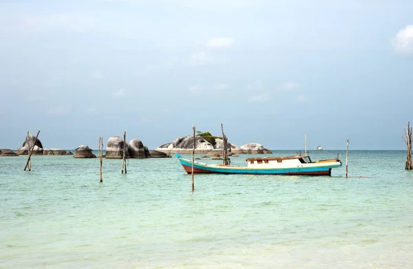 Bateau de pêche vide amarré à la côte de l'océan turquoise à Belitung Island, Indonésie . — Photo