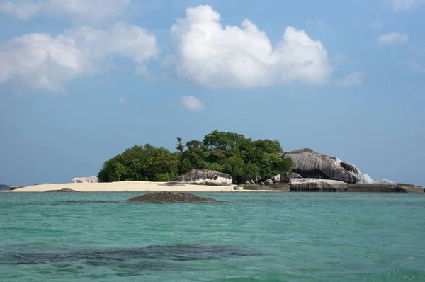 Petite île avec plage de sable blanc et formation de roche de granit naturel et végétation verte entourée d'eau bleue verte de l'océan à Belitung Island, Indonésie . — Photo