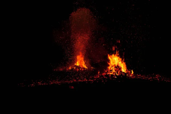 Peaux de noix de coco mis le feu donnant un feu de camp chaud tout en brûlant dans la nuit . — Photo