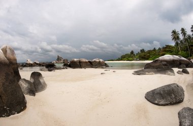 Doğal kaya oluşumu deniz ve palmiye ağaçları Belitung Adası, Endonezya ile beyaz kum plaj.