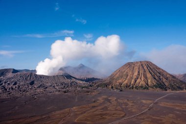 Mount Bromo, aktif bir yanardağ ile açık mavi gökyüzü, Doğu Java, Endonezya Tengger Semeru Milli Parkı.