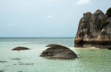 Belitung Adası, Endonezya denizde doğal sahil kaya oluşumu.