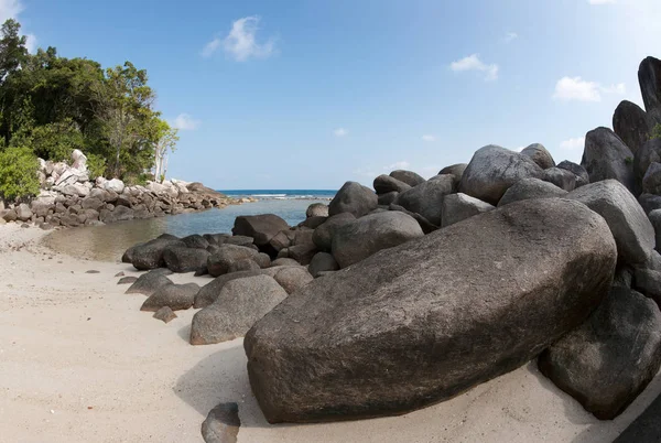 Formazione rocciosa naturale nel mare e su una spiaggia di sabbia bianca nell'isola di Belitung, Indonesia . — Foto Stock