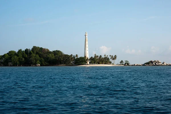 Phare blanc debout sur la plage de l'île de Belitung, Indonésie . — Photo