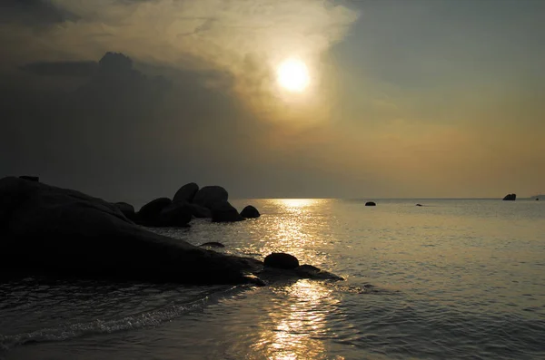 Φυσικός σχηματισμός βράχων στην ακτή στην παραλία με λευκή άμμο στο νησί Κοκονγκ, Ινδονησία. Φωτογραφία Αρχείου