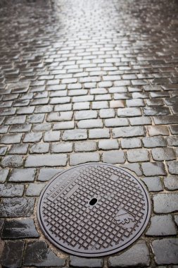 Bern, İsviçre için ıslak bir kaldırımda kanalizasyon kapağı