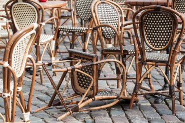 hasır sandalyeleri sokakta