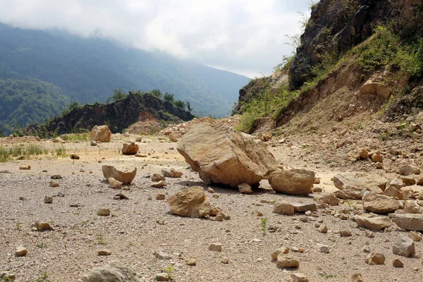 Rockfall on a mountain road in the Caucasus mountains — Stock Photo, Image
