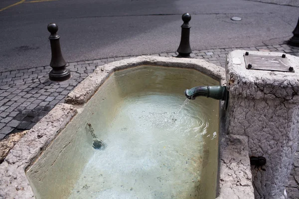 Bebedero en forma de baño, Ginebra Suiza — Foto de Stock