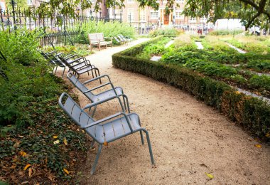Amsterdam'da bir parkta boş sandalyeler