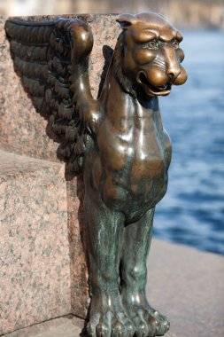 Griffin bir aslan başı ile bronz