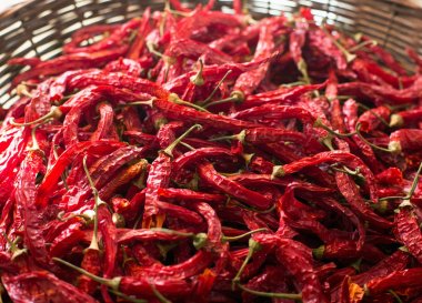 hasır sepet içinde kırmızı sıcak biber biber