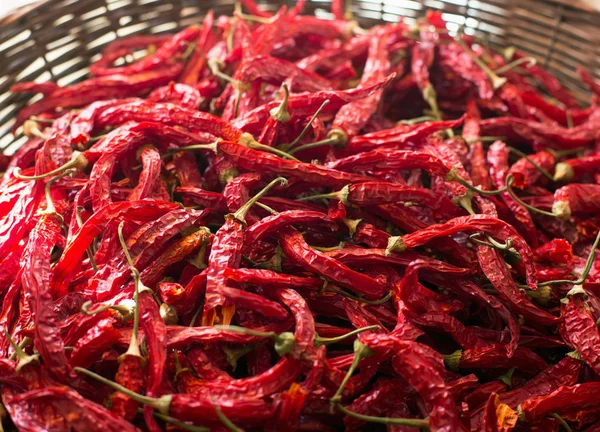 hasır sepet içinde kırmızı sıcak biber biber