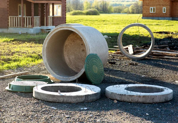 Výstavba kanalizace v chatě betonových rin — Stock fotografie