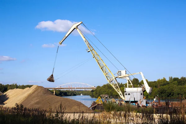 Vinç ile boşaltma kum mavnalar