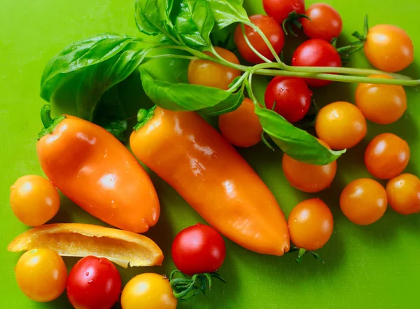 Червоні овочі на зеленому фоні — стокове фото