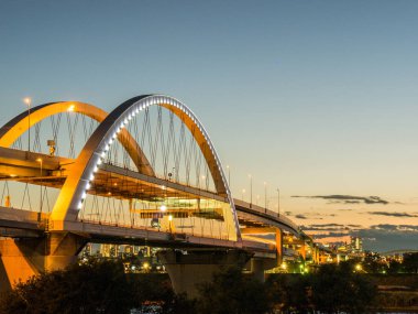 Köprü gece görünümü içinde Japonya