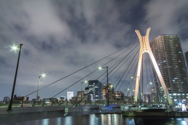 Köprü gece görünümü içinde Japonya