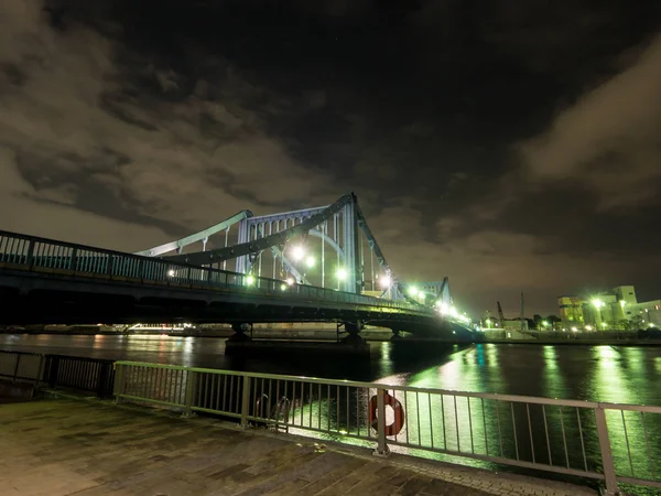 Köprü gece görünümü içinde Japonya — Stok fotoğraf