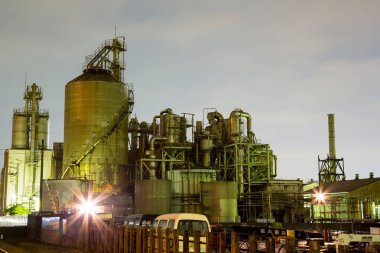 Japonya fabrika gece görünümü