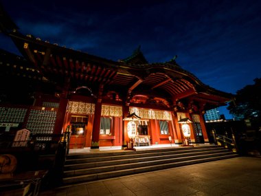 Japonya Kanda Myojin gece görünümü