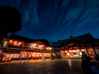 Japonya Kanda Myojin gece görünümü