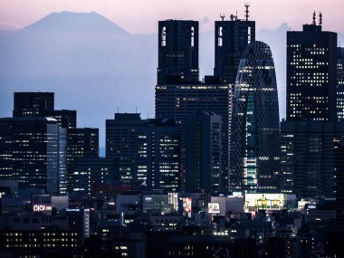Japonya'da gözlem odası gece görünümü