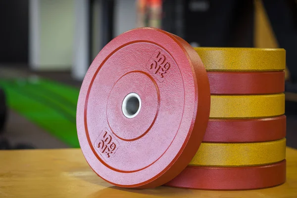 Peso para gimnasio rojo y amarillo — Foto de Stock