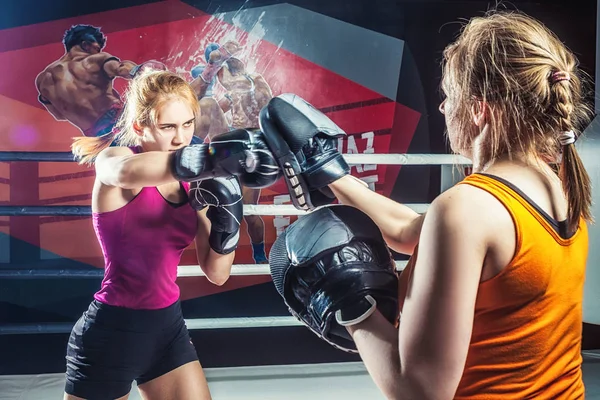 A woman is boxing in the ring — Stock Photo, Image