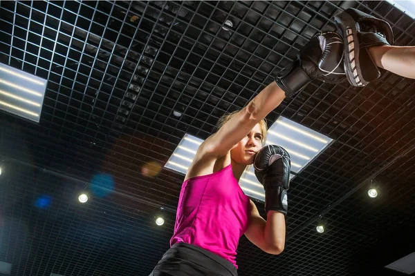 Uma mulher está a lutar no ringue — Fotografia de Stock