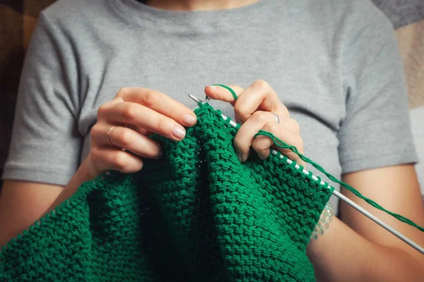 Donna lavora a maglia con un maglione per maglieria — Foto Stock