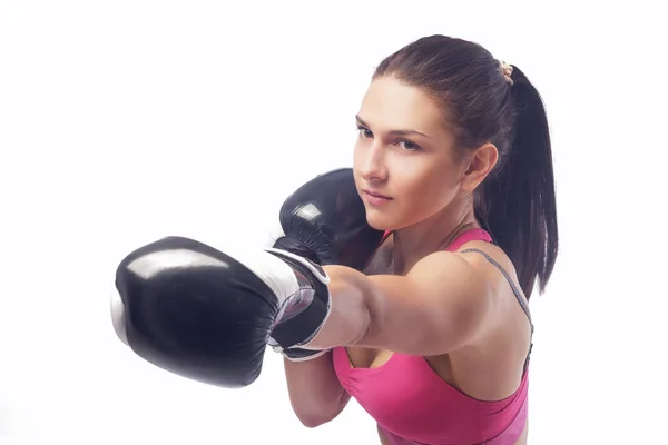 Женщина бьет в боксе — стоковое фото