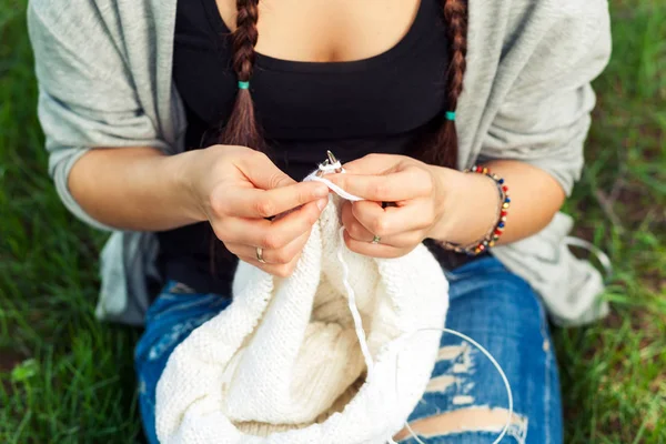 Young woman   knits — Stock Photo, Image