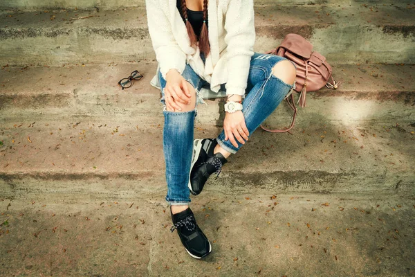 Jeune femme dans un cardigan tricoté — Photo