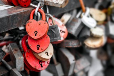 Kırmızı kalp, bir satır kilitler