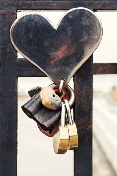 Κλειδαριές για αιώνια αγάπη — Φωτογραφία Αρχείου