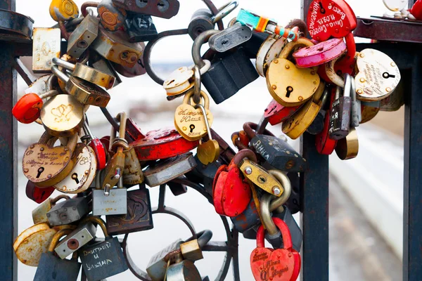 Ponte di metallo con un sacco di serrature — Foto Stock