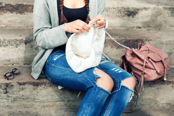 Mujer joven teje — Foto de Stock